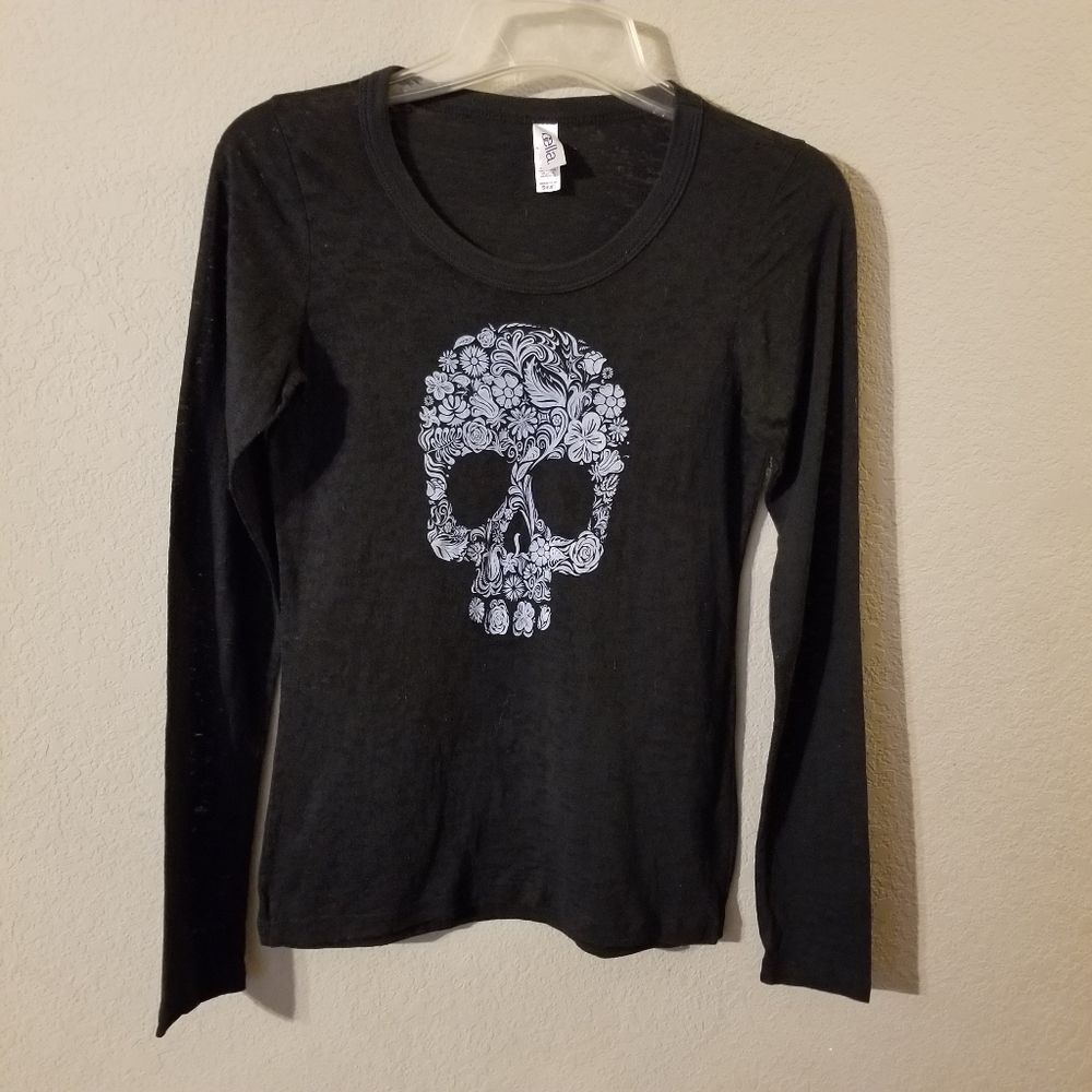Bella Juniors Black Long Sleeve Burnout Top with Gray Sugar Skull Size‎ Small